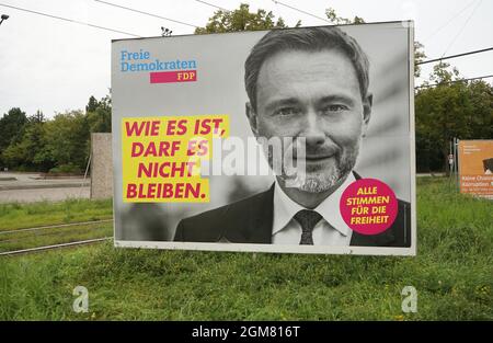 Christian Lindner (FDP) - Wahlplakate zu den Bundestagswahlen 2021, Berlin-Prenzlauer Berg  (nur fuer redaktionelle Verwendung. Keine Werbung. Referen Stock Photo