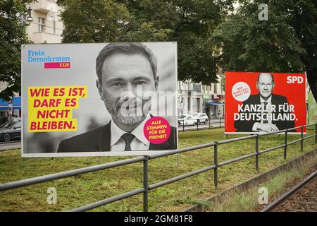 Christian Lindner (FDP), Olaf Scholz (SPD) - Wahlplakate zu den Bundestagswahlen 2021, Berlin-Prenzlauer Berg  (nur fuer redaktionelle Verwendung. Kei Stock Photo