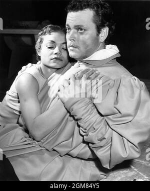 EARTHA KITT as Helen of Troy and ORSON WELLES as Faustus in his Stage Presentation AN EVENING WITH ORSON WELLES (including Time Runs a version of the Faust Legend based on works by Marlowe Milton and Dante with music by Duke Ellington) 1950 written directed and produced by Orson Welles and performed in Paris and on tour in Germany 1950 - 1951 Stock Photo