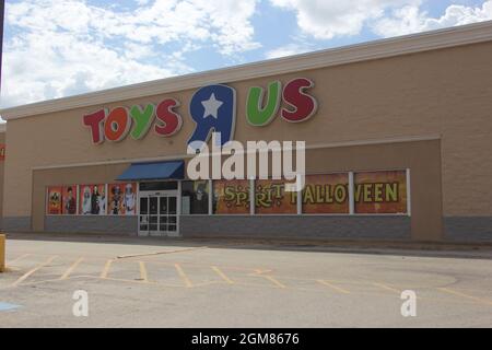 Tyler, TX - September 13, 2018: Out of business Toys R Us store being used as a Spirit Halloween Store, a seasonal store specializing in Halloween dec Stock Photo