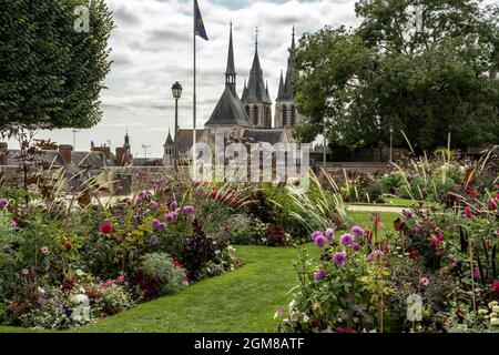 Parkanlage Les Jardins de l'Évêché und die Kirche Saint-Nicolas in Blois, Frankreich  |  Les Jardins de l'Évêché gardens and Saint-Nicolas church in B Stock Photo