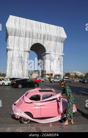 WRAPPED  FIAT 500 WITH WRAPPED ARC DE TRIOMPHE Stock Photo