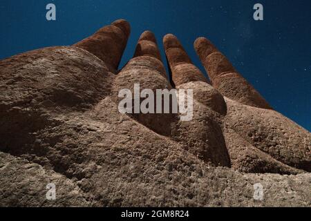 Escultura La Mano del Desierto, desierto de Atacama, Antofagasta, Chile Stock Photo