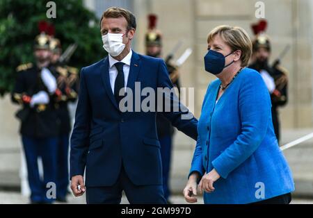 PARIS, FRANCE, 16 SEPTEMBER 2021.  Germany’s Chancellor Angela Merkel is welcomed by France’s President Emmanuel Macron prior to a working dinner at the Elysee Palace. Credit: Amaury Paul / Medialys Images/Sipa USA
