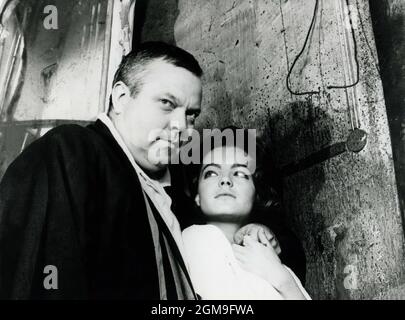 ORSON WELLES and ROMY SCHNEIDER in THE TRIAL (1962) -Original title: LE PROCES-, directed by ORSON WELLES. Credit: PARIS EUROPA/FICIT/HISA / Album Stock Photo