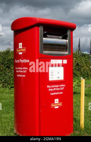 Scatola di consegna pacchi Royal Mail presa il 15 dicembre 2022 a Burnley  Lancashire. Cassetta postale rossa per pacchi e posta affrancata Foto stock  - Alamy