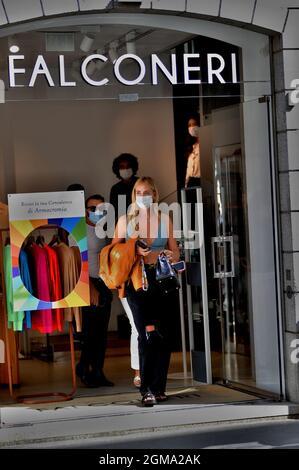 Milan, . 17th Sep, 2021. Milan, 09/17/2021 Chiara Ferragni arrives in the  center to go shopping - The day is hot and she decides to take off her  jacket, practically remaining in