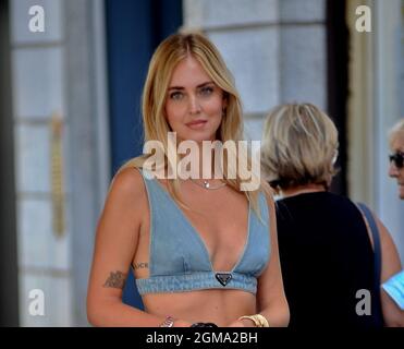 Milan, . 17th Sep, 2021. Milan, 09/17/2021 Chiara Ferragni arrives in the center to go shopping - The day is hot and she decides to take off her jacket, practically remaining in a Prada denim bra. After a few selfies with guys who recognized her, she enters 'Falconeri' then after half an hour she goes out and poses near the florist to be photographed by her nanny, before getting in the car and returning home. Credit: Independent Photo Agency/Alamy Live News Stock Photo