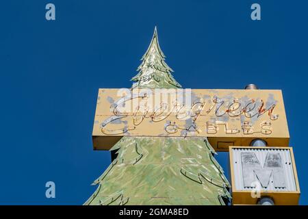 Idaho Falls, Idaho - August 22, 2021: Retro neon sign for the abandoned Evergreen Gables motel Stock Photo