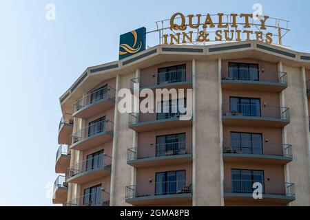 Idaho Falls, Idaho - August 22, 2021: Exterior of a round high rise Quailty Inn and Suites hotel, by Choice Hotels Stock Photo