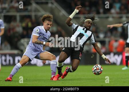 NEWCASTLE UPON TYNE. SEPT 17TH Leeds United's Kalvin Phillips in action with Allan Saint-Maximin during the Premier League match between Newcastle United and Leeds United at St. James's Park, Newcastle on Friday 17th September 2021. Stock Photo