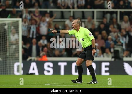 NEWCASTLE UPON TYNE. SEPT 17TH Match referee Mike Dean during the Premier League match between Newcastle United and Leeds United at St. James's Park, Newcastle on Friday 17th September 2021. Stock Photo