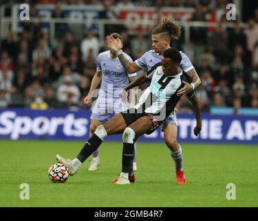 NEWCASTLE UPON TYNE. SEPT 17TH Newcastle United's Joe Willock in action with Leeds United's Kalvin Phillips during the Premier League match between Newcastle United and Leeds United at St. James's Park, Newcastle on Friday 17th September 2021. Stock Photo