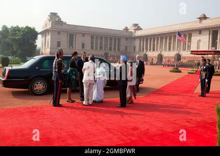 President Barack Obama and First Lady Michelle Obama are greeted by President Pratibha Devisingh Patil, her husband, Dr. Devisingh Ramsingh Shekhawat, and Prime Minister Manmohan Singh and his wife, Mrs. Gursharan Kaur, right, during the official arrival ceremony at the Rashtrapati Bhavan, the presidential palace in New Delhi, India, Nov. 8, 2010. (Official White House Photo by Pete Souza) This official White House photograph is being made available only for publication by news organizations and/or for personal use printing by the subject(s) of the photograph. The photograph may not be manipul Stock Photo
