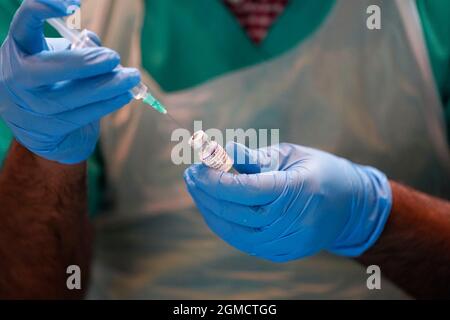 A Pharmacist prepares the vaccine in a pop-up Vaccination clinic at the Oxford Brookes University Headington Campus in Oxford. Unvaccinated university students have been urged to get a Covid jab in freshers' week to protect themselves and their peers against the virus. Picture date: Friday September 17, 2021. Stock Photo