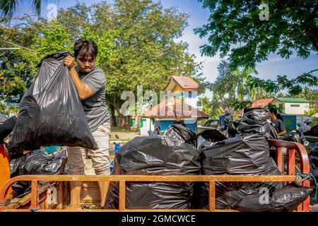 Kendari, Indonesia. 18th Sep, 2021. A garbage collector disposes a bin bag full of garbage for final waste disposition.World Cleanup Day is one of the biggest civic movements, uniting 180 countries across the world for a cleaner planet. Credit: SOPA Images Limited/Alamy Live News Stock Photo