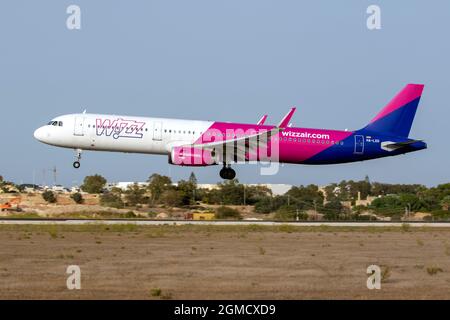 Wizz Air Airbus A321-231 (REG: HA-LXO) on finals runway 31. Stock Photo