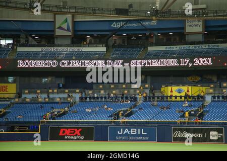 San Diego Padres right fielder Juan Soto (22) stands in the on-deck circle  while wearing number 21 to honor Roberto Clemente in the first inning of an  Stock Photo - Alamy