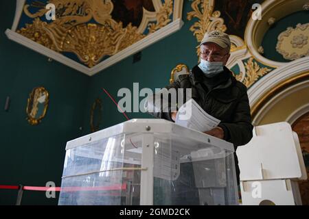 Moscow, Russia. 17th Sep, 2021. A man casts vote at a polling station for the State Duma elections in Moscow, Russia, on Sept. 17, 2021. Russia holds elections for deputies of the State Duma, or the lower house of parliament, on Sept. 17-19. Credit: Evgeny Sinitsyn/Xinhua/Alamy Live News Stock Photo