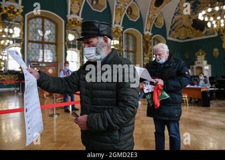 Moscow, Russia. 17th Sep, 2021. People wait to cast vote at a polling station for the State Duma elections in Moscow, Russia, on Sept. 17, 2021. Russia holds elections for deputies of the State Duma, or the lower house of parliament, on Sept. 17-19. Credit: Evgeny Sinitsyn/Xinhua/Alamy Live News Stock Photo