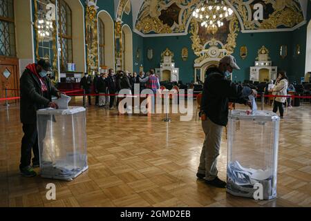 Moscow, Russia. 17th Sep, 2021. People cast vote at a polling station for the State Duma elections in Moscow, Russia, on Sept. 17, 2021. Russia holds elections for deputies of the State Duma, or the lower house of parliament, on Sept. 17-19. Credit: Evgeny Sinitsyn/Xinhua/Alamy Live News Stock Photo