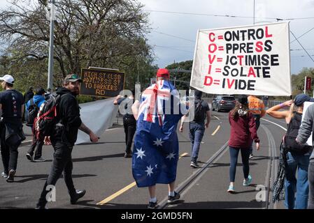 Melbourne, Australia. 18th September 2021. Anti-lockdown protesters about to march over the bridge on Bridge Street in Richmond. Credit: Jay Kogler/Alamy Live News Stock Photo