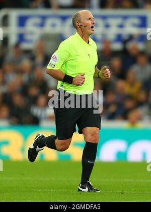 NEWCASTLE UPON TYNE, ENGLAND - SEPTEMBER 17: the referee, Mike Dean, during the Premier League match between Newcastle United and Leeds United at St. James Park on September 17, 2021 in Newcastle upon Tyne, England. (Photo by MB Media) Stock Photo