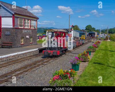 Hunslet 040 ST ' Maid Marian ' at Llanuwchllyn Station with a slate wagon train  on the Bala Lake Railway,Gwynedd, Wales Stock Photo
