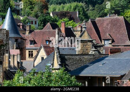 Historic medieval buildings in the old town of Sarlat (Sarlat-la-Caneda) in Preigord in the Dordogne in the Nouvelle-Aquitaine region of France. Becau Stock Photo