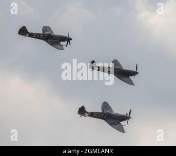 IWM Duxford, Cambridgeshire, UK. 18 September 2021. Flying display begins at The Battle of Britain Air Show on the former RAF site that played a central role as a base for many Spitfire and Hurricane pilots during the Second World War, with, appropriately, various marques of Spitfires and Hurricanes. Credit: Malcolm Park/Alamy Live News Stock Photo