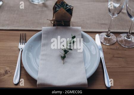 Wedding table setting. Eco wedding plates for the celebration.  Stock Photo