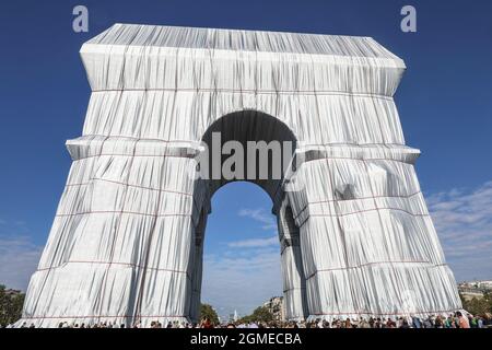 FIRST DAY OF OPENING L'ARC DE TRIOMPHE WRAPPED Stock Photo