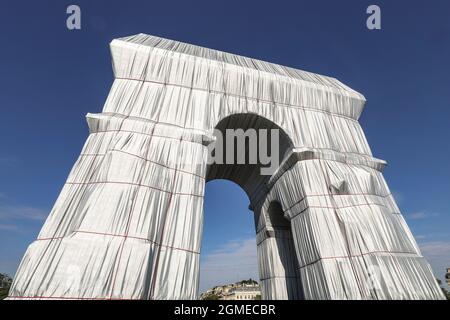 FIRST DAY OF OPENING L'ARC DE TRIOMPHE WRAPPED Stock Photo