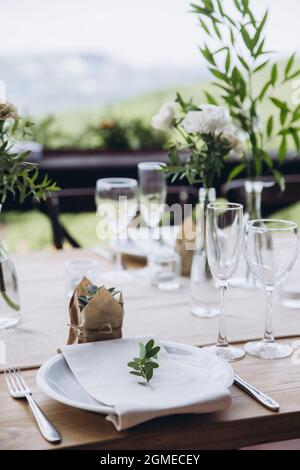 Wedding table setting. Eco wedding plates for the celebration.  Stock Photo