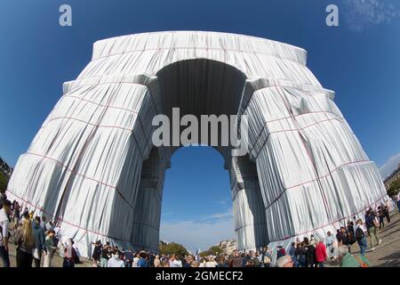 FIRST DAY OF OPENING L'ARC DE TRIOMPHE WRAPPED Stock Photo