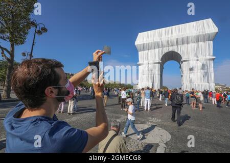 FIRST DAY OF OPENING L'ARC DE TRIOMPHE WRAPPED Stock Photo