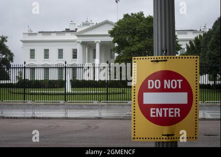 Washington DC, USA. 18th Sep, 2021. The White House is seen behind a security sign. Thursday, Sept. 17. Washington, DC, USA, on September 17, 2021. Photo by Cliff Owen / CNP/ABACAPRESS.COM Credit: Abaca Press/Alamy Live News Stock Photo