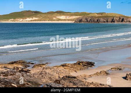 BALNAKEIL BEACH DURNESS SUTHERLAND SCOTLAND THE BLUE GREEN SEA  IN LATE SUMMER Stock Photo