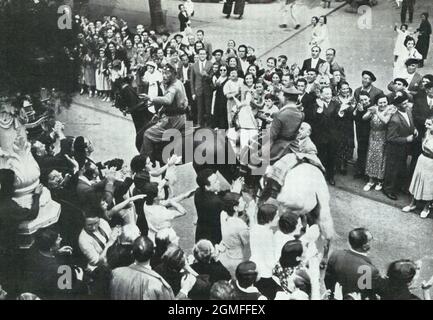 España. Entrada en San Sebastián. Jefes de las tropas nacionales aclamados por la multitud. Septiembre de 1936. Stock Photo