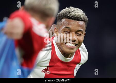 Squawka Live on X: David Neres' goal in the first minute on injury time  crowned Ajax KNVB Cup champions after a 2-1 win against Vitesse. 🏆   / X