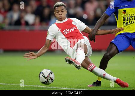 Squawka Live on X: David Neres' goal in the first minute on injury time  crowned Ajax KNVB Cup champions after a 2-1 win against Vitesse. 🏆   / X