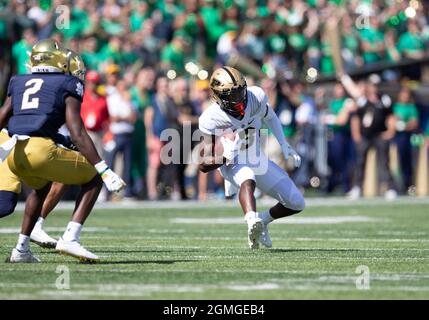 Purdue wide receiver David Bell (3) catches a pass during the first ...