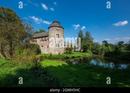 Germany, Ratingen, Bergisches Land, Rhineland, North Rhine-Westphalia, NRW, moated castle Haus zum Haus at the Anger, ditch is fed by the Anger creek, Middle Ages, cultural foundation, concerts, restaurant Stock Photo