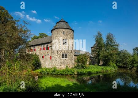 Germany, Ratingen, Bergisches Land, Rhineland, North Rhine-Westphalia, NRW, moated castle Haus zum Haus at the Anger, ditch is fed by the Anger creek, Middle Ages, cultural foundation, concerts, restaurant Stock Photo