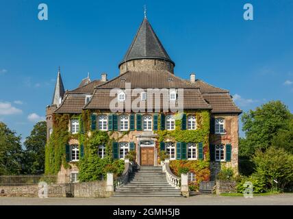 Germany, Ratingen, Ratingen-Breitscheid, Bergisches Land, Rhineland, North Rhine-Westphalia, NRW, Linnep castle, House Linnep, former knights estate, moated castle, outside staircase across the castle ditch Stock Photo