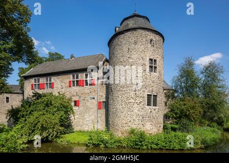 Germany, Ratingen, Bergisches Land, Rhineland, North Rhine-Westphalia, NRW, moated castle Haus zum Haus at the Anger, ditch is fed by the Anger creek, Middle Ages, cultural foundation, concerts, restaurant Stock Photo