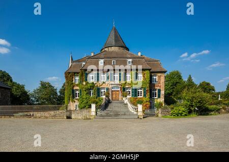 Germany, Ratingen, Ratingen-Breitscheid, Bergisches Land, Rhineland, North Rhine-Westphalia, NRW, Linnep castle, House Linnep, former knights estate, moated castle, outside staircase across the castle ditch Stock Photo