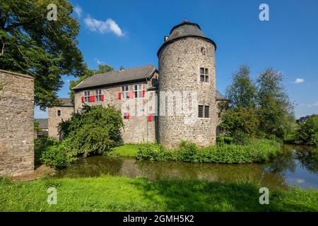 Germany, Ratingen, Bergisches Land, Rhineland, North Rhine-Westphalia, NRW, moated castle Haus zum Haus at the Anger, ditch is fed by the Anger creek, Middle Ages, cultural foundation, concerts, restaurant Stock Photo