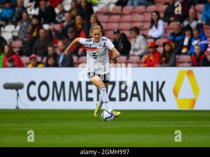 Cottbus, Germany. 18th Sep, 2021. Football, Women: World Cup qualifying Europe women, Germany - Bulgaria, group stage, group H, matchday 1, at Stadion der Freundschaft. Germany's Sjoeke Nüsken plays the ball. Credit: Robert Michael/dpa-Zentralbild/dpa/Alamy Live News Stock Photo