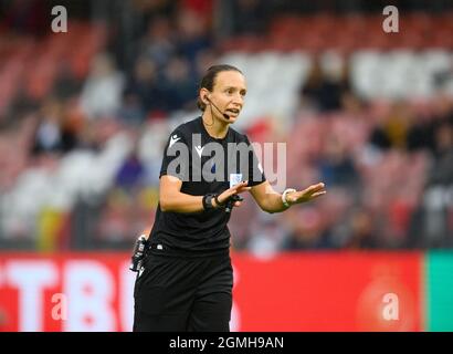 Cottbus, Germany. 18th Sep, 2021. Football, Women: World Cup qualifying Europe women, Germany - Bulgaria, group stage, group H, matchday 1, at Stadion der Freundschaft. Referee Ivana Projkovska gestures. Credit: Robert Michael/dpa-Zentralbild/dpa/Alamy Live News Stock Photo